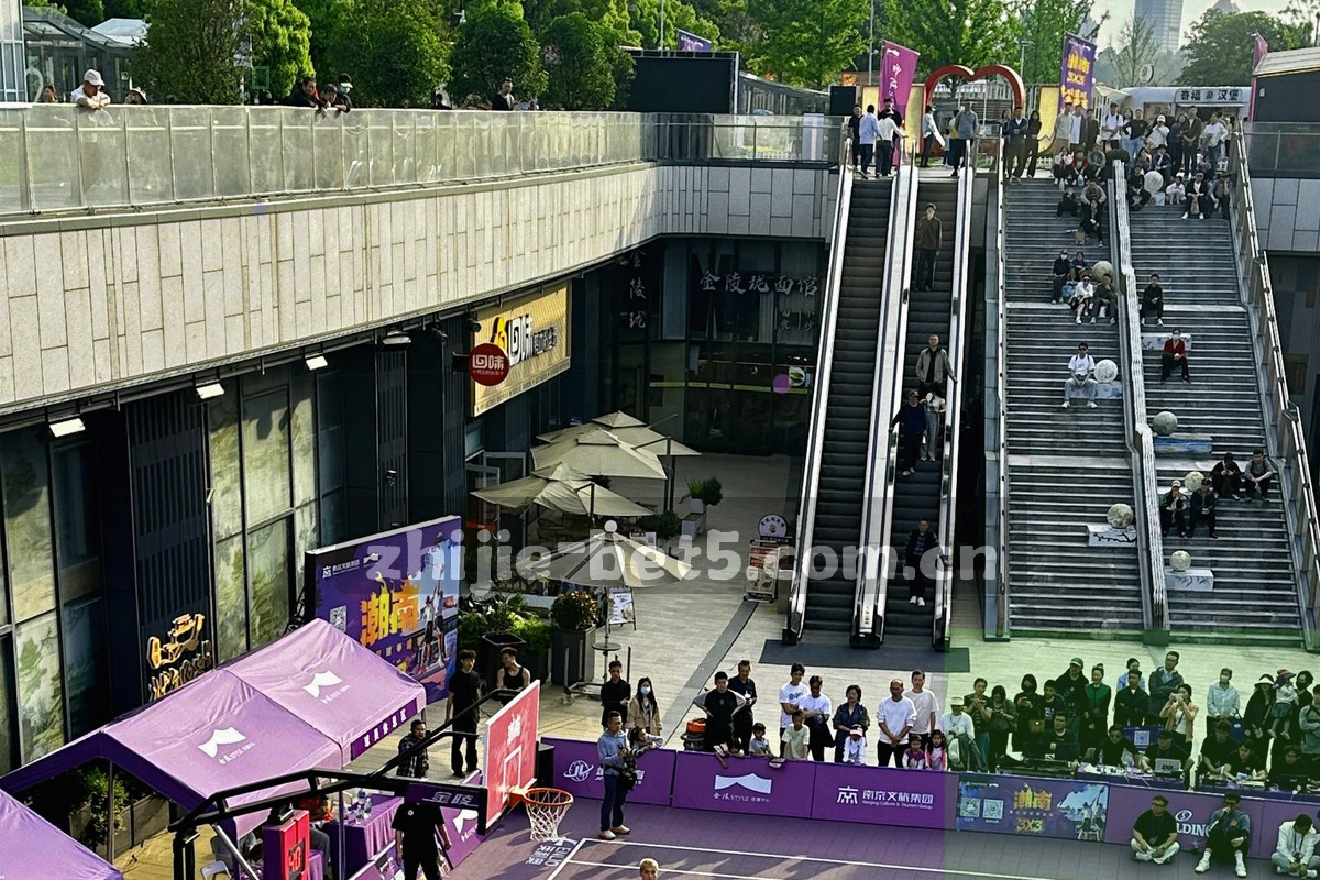 现代化体育场全景，傍晚灯光亮起